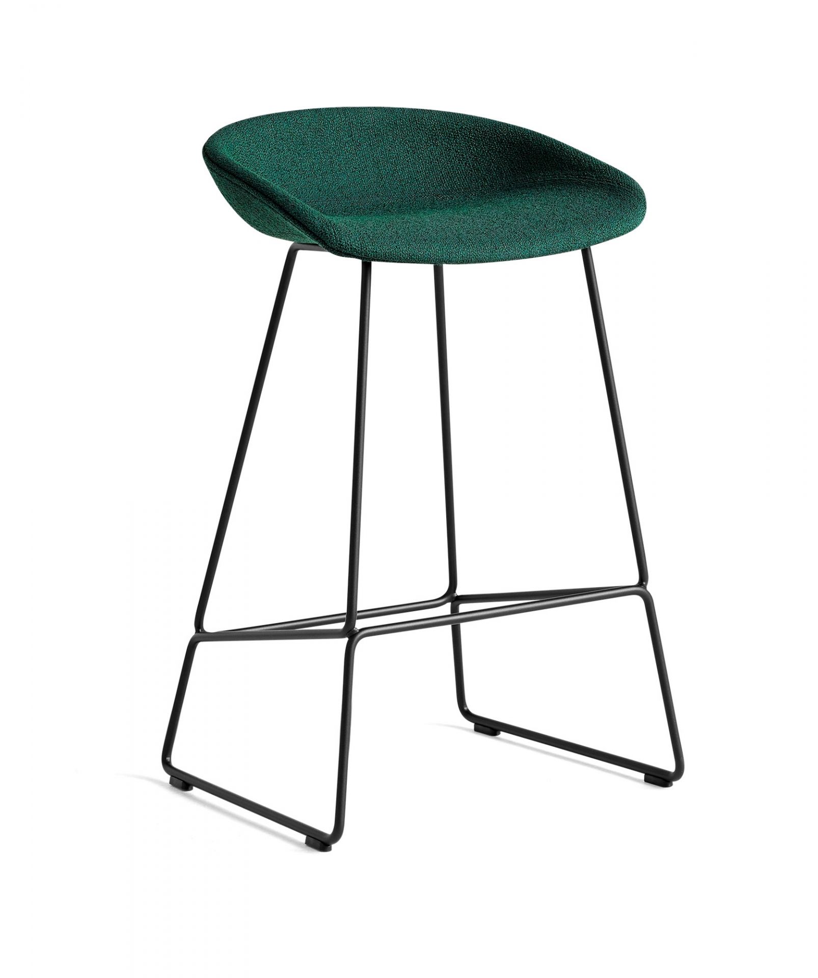 About a Stool AAS 39 Barhocker von Hay mit grüner Polsterung und schwarzem Gestell.